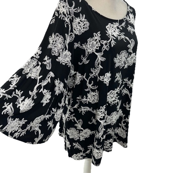 Karen Kane Black Embroidered Top Womens 2X Silk Blend Knit Flutter Sleeve - Picture 2 of 8